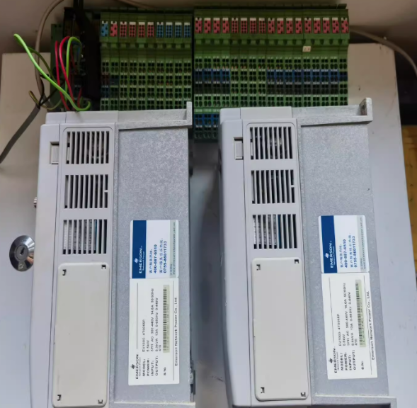 Emerson EV1000-4T0022G Converter di frequenza 380V 2,2KW in ambienti industriali 3