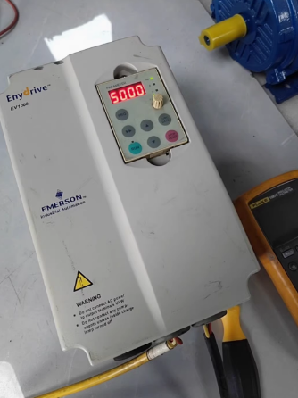 Emerson EV1000-4T0022G Converter di frequenza 380V 2,2KW in ambienti industriali 1
