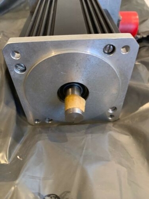 EMERSON SERVO MOTOR CMC BLM3007-ROOT-120D MOTION CONTROL Nuovo e originale.