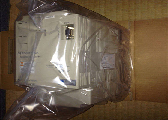 Yaskawa SGDB-03ADG AC SERVO AMPLIFICATORE 200-230V 3A 0.3KW 3 FASE