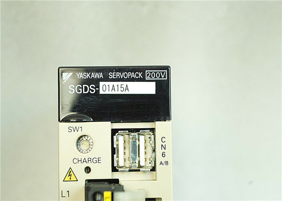 L'azionamento di Yaskawa 0-230V ServoPack ha introdotto 50/60HZ 100W SGDS-01A15A nuovo in scatola