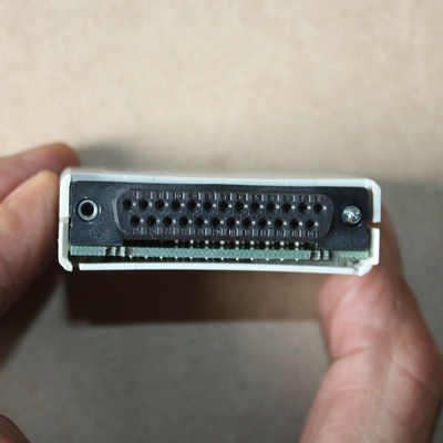 Il nuovo originale di TB842 3BSE022464R1, ha un connettore per i collegamenti a fibra ottica e un collegamento al modul dell'interfaccia.